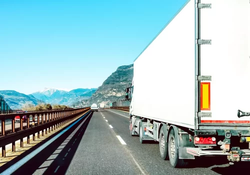 transport drogowy FTL/LTL – ciężarówka na europejskiej trasie