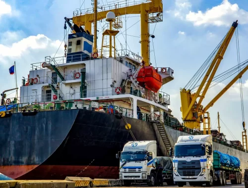 przeładunek i intermodal – statek, żurawie i ciężarówki